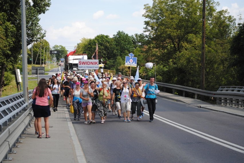 Lubelska piesza pielgrzymka prawie na półmetku. Pątnicy przekroczyli Wisłę