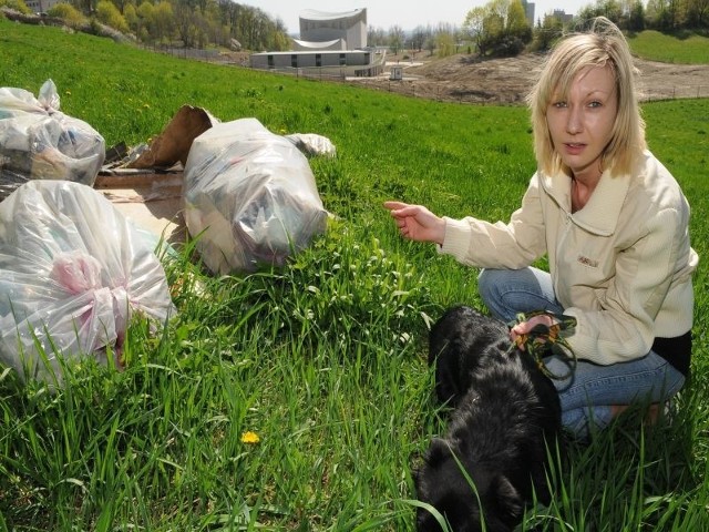 - Te śmieci leżą tu już ponad miesiąc - mówi Monika Bednarek