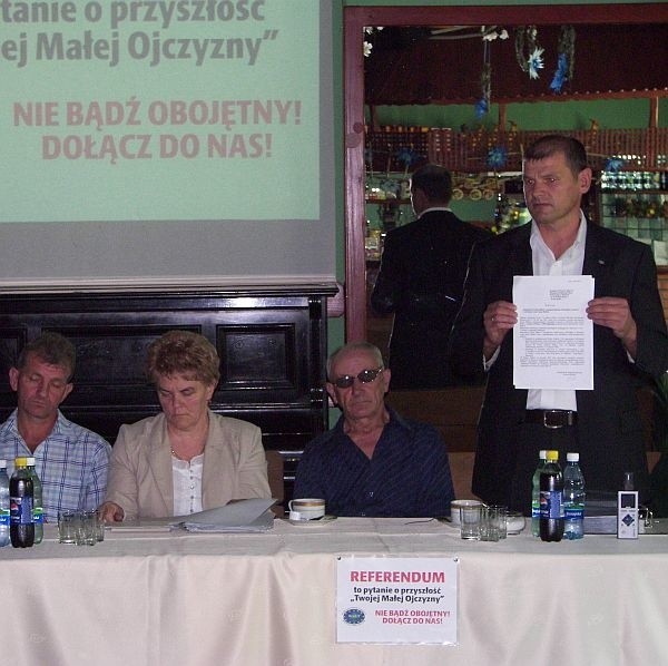 Piotr Lichota prezentuje wniosek do komisarza wyborczego o ogłoszenie referendum. 