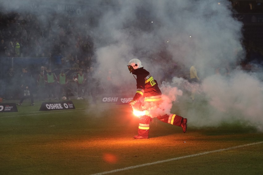 Race na boisku. Przerwany mecz Wisły z Sandecją 