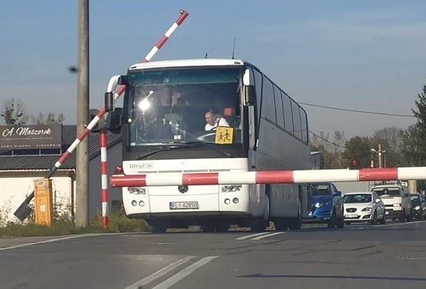 Szkolny autobus, ku przerażeniu obserwujących, zaklinował się, gdy opuszczano rogatki