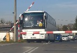 Wadowice. Chwile grozy na przejeździe kolejowym. Szkolny autobus z Limanowej utkwił pod rogatkami, gdy nadjeżdżał pociąg