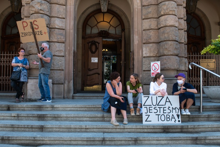 W trakcie trwania rozprawy przed sądem odbyła się pikieta...