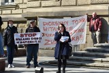 Protest przeciwko budowie spalarni odpadów w Bielsku-Białej. Protestujący zebrali się przed Ratuszem. Zobacz zdjęcia