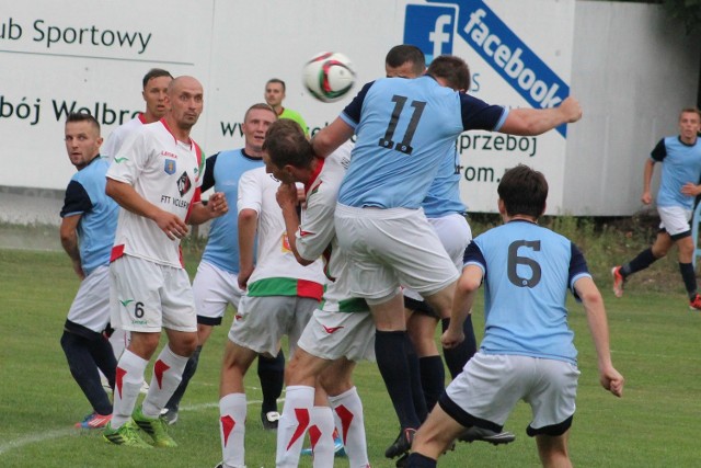 Tak Dariusz Boś (nr 11) strzelił bramkę dla IKS Olkusz w wygranym 2:1 meczu z Przebojem Wolbrom