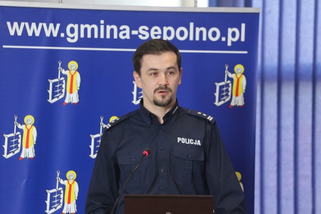 Paweł Zawada, komendant policji w Sępólnie, przedstawił dobre wyniki dla gminy Kamień. Jest bezpieczniej.