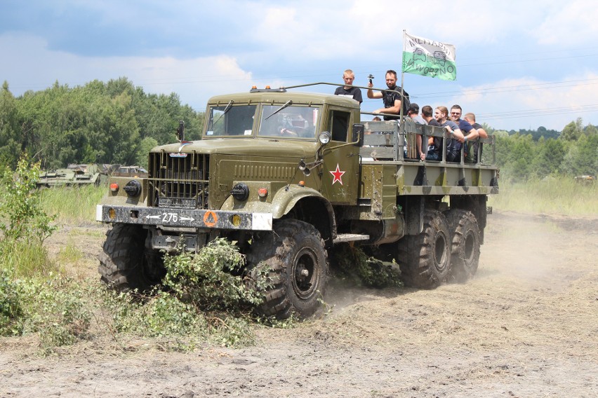 Trzebinia. Tłumy ludzi podczas I Międzynarodowego Zlotu Miłośników Militariów - Enigma 2018 [ZDJĘCIA]