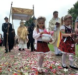 Boże Ciało w Kazimierzy Małej. Tłumy wiernych. Modlitwa i procesja do czterech ołtarzy w uroczystej oprawie [ZDJĘCIA]