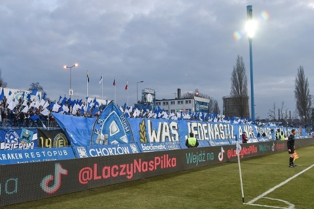 Kibice Ruchu Chorzów licznie stawili się na meczu z Lechem II Poznań. Jak było na innych stadionach?Zobacz kolejne zdjęcia. Przesuwaj zdjęcia w prawo - naciśnij strzałkę lub przycisk NASTĘPNE