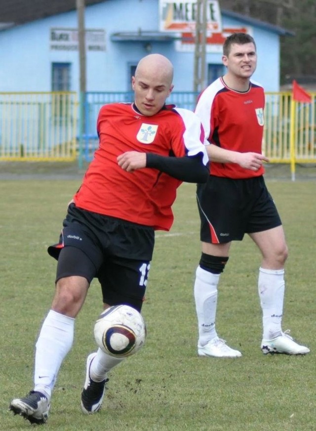 Piłkarze Stali Nowa Dęba (z piłką Łukasz Milanowski) powalczą 14 stycznia w turnieju "Stal Cup".