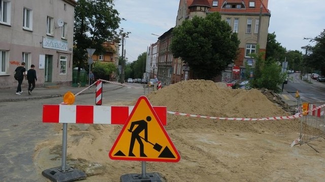 Na brak inwestycji nie możemy narzekać. Praktycznie w całym mieście coś się dzieje.  W harmonogramie prac drogowych w Bydgoszczy kolejna inwestycja - budowa ścieżki rowerowej ze Szwederowa do centrum wraz z korektą skrzyżowania ulic Wiatrakowej, Traugutta, Lenartowicza i Nowodworskiej. Zobaczcie, co i kiedy się zmieni po ukończeniu tej inwestycji.Zobacz więcej szczegółów dotyczących tej inwestycji >>>Trwa budowa ronda na Prądach. Są utrudnienia [INFORMACJE]FLESZ - letnie upały, jak reagować w razie udaru słonecznego?