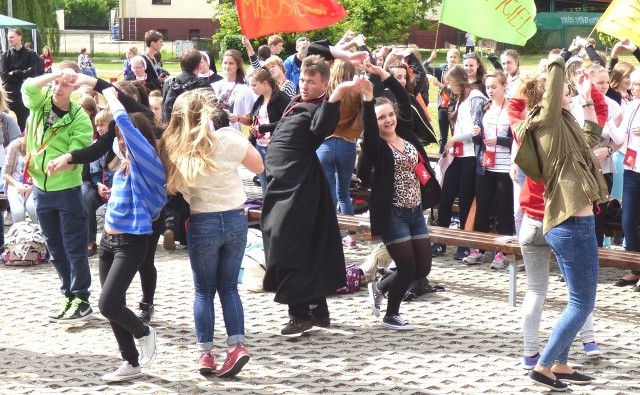 Śpiew, taniec i modlitwa - królują na sobotnim XII Spotkaniu Młodzieży Diecezji Kieleckiej w Wiślicy.