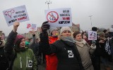 Czarny Piątek w Poznaniu: Tysiące poznaniaków na placu Adama Mickiewicza protestowało przeciwko zaostrzeniu prawa aborcyjnego [ZDJĘCIA]