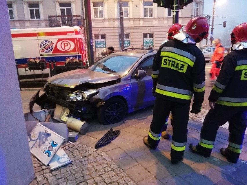 Wypadek u zbiegu ul. Kopernika i ul. Żeromskiego. Samochód uderzył w kamienicę [zdjęcia]