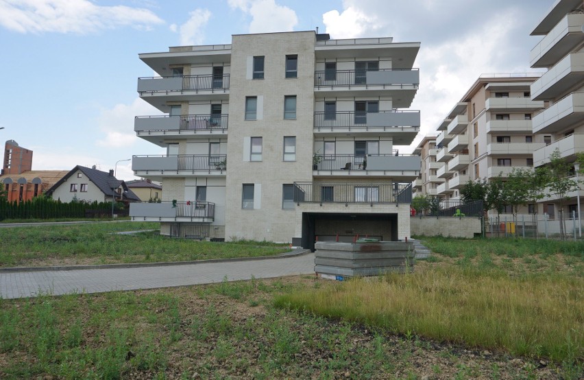 Jantarowa 8 w Lublinie. Ludzie kupili mieszkania, ale nie mogą uzyskać aktów notarialnych, bo deweloperzy kłócą się o pieniądze