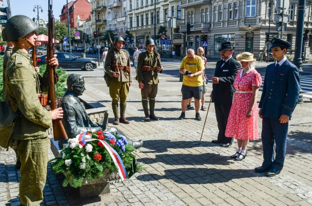 Mieszkańcy Bydgoszczy upamiętnili 116 rocznicę urodzin wybitnego kryptologa. Przy "ławeczce Rejewskiego" ułożono kwiaty