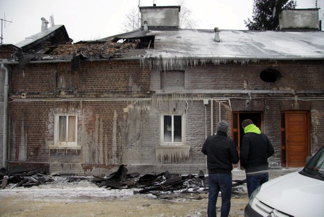 W czwartek mieszkańcy feralnego bloku oglądali skalę zniszczeń.  Na razie nie wiedzą, kiedy i czy w ogóle będą mogli wrócić do swoich lokali. Dach nad głową stracili lokatorzy ośmiu mieszkań.