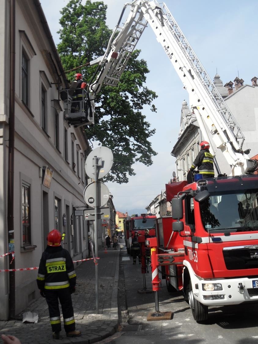 Żywiec: Mogło dojść do tragedii. Fragment gzymsu kamienicy spadł na chodnik ZDJĘCIA, WIDEO