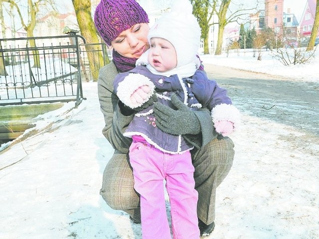Pani Beata Talkowska z córką Zuzanną na spacerze w szczecineckim parku. Mama ma na to czas, bo jest na urlopie wychowawczym.