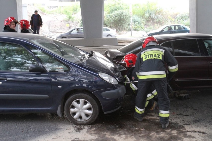 Wrocław: Wypadek pięciu aut na Legnickiej. Mercedes nie wyhamował. Kierowca uciekł