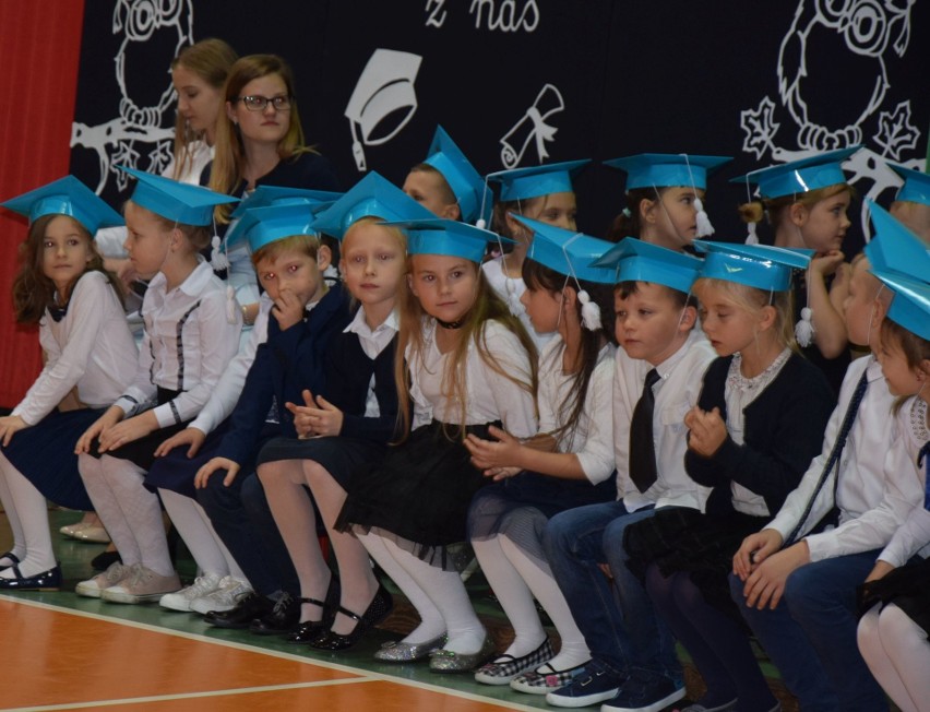 Ostrołęka. Uroczyste pasowanie uczniów klas I w Szkole Podstawowej nr 5 [ZDJĘCIA, WIDEO]