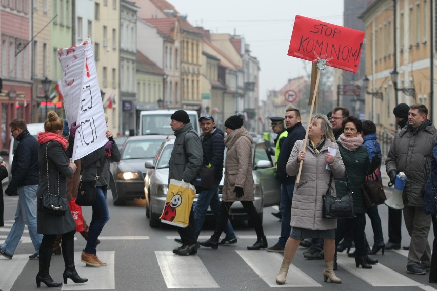 Protest pod Urzędem Miasta w Środzie Śląskiej. Mieszkańcy...