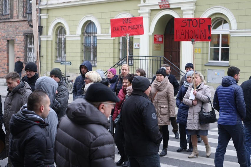 Protest pod Urzędem Miasta w Środzie Śląskiej. Mieszkańcy...