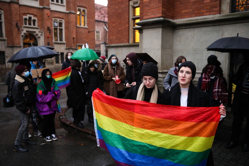 Kraków. Protestowali pod hasłem: "Stop Transfobii na UJ!" [ZDJĘCIA]