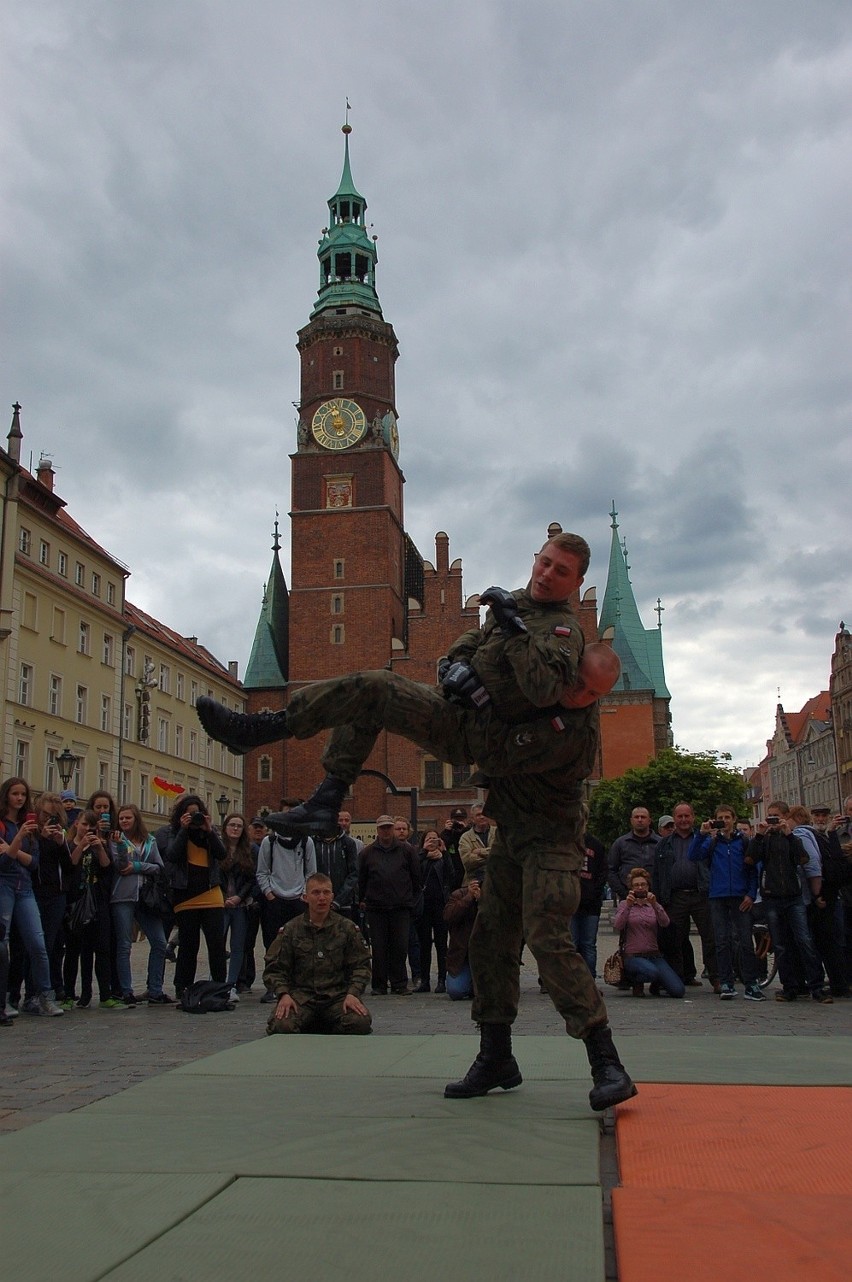 Pokazy sztuk walki i sprzętu ratowniczego w Rynku (ZDJĘCIA)