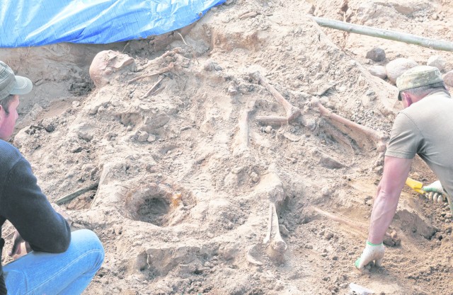 Szczątki znalezione pod Czyżami zostaną złożone na cmentarzu żołnierzy radzieckich w Hajnówce