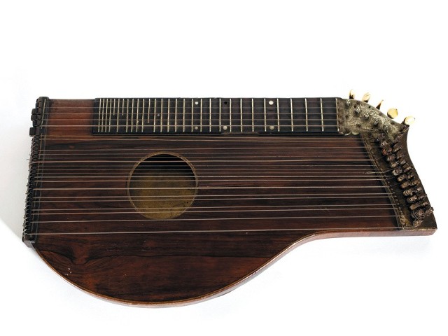 Od połowy XIX w. cytra była popularnym instrumentem muzycznym. Ze zbiorów Muzeum Podlaskiego