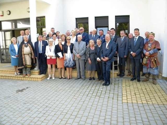 Fotografia z urodzinowymi gośćmi będzie po latach cenną pamiątką Żnińskiego Towarzystwa Kulturalnego