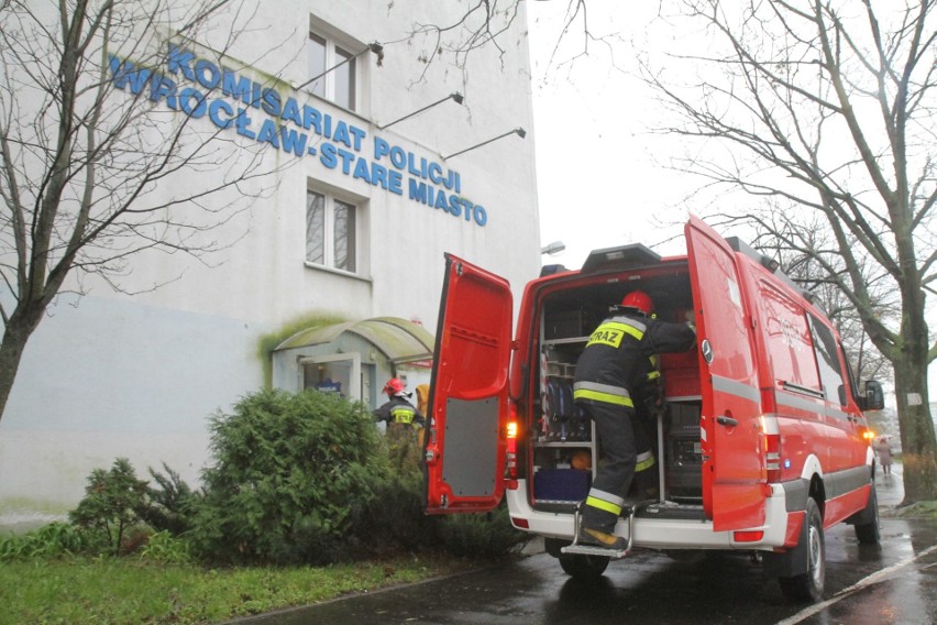 Alarm we Wrocławiu: Dwie podejrzane przesyłki. Straż pożarna w akcji [ZDJĘCIA]