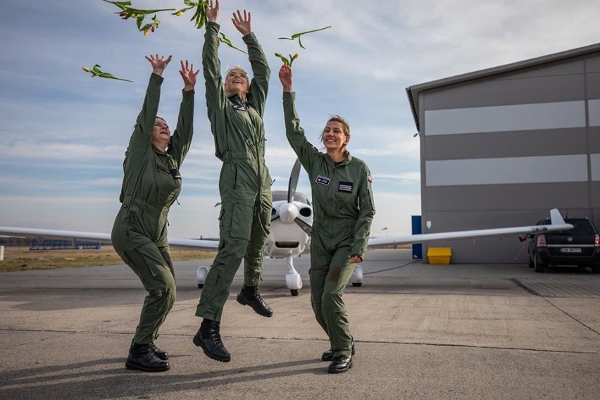 Dziewczyny do samolotów! Specjalna sesja fotograficzna studentek Lotniczej Akademii Wojskowej w Dęblinie