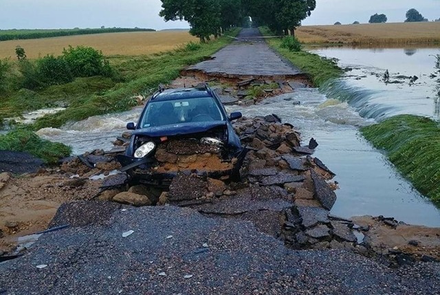Droga Kalinówka Kościelna - Mońki została zniszczona po przejściu ulewy 21.07.2019