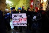 Protestowali w obronie sędziego Pawła Juszczyszyna i wolnych sądów. Kilkaset osób przed Wojewódzkim Sądem Administracyjnym w Łodzi ZDJĘCIA