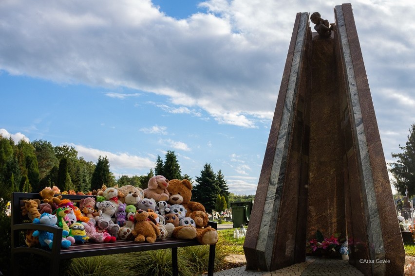 Tarnów. Pochówek dzieci utraconych na cmentarzu w Mościcach. Na nekropolii mają swoją mogiłę-pomnik [ZDJĘCIA]                    