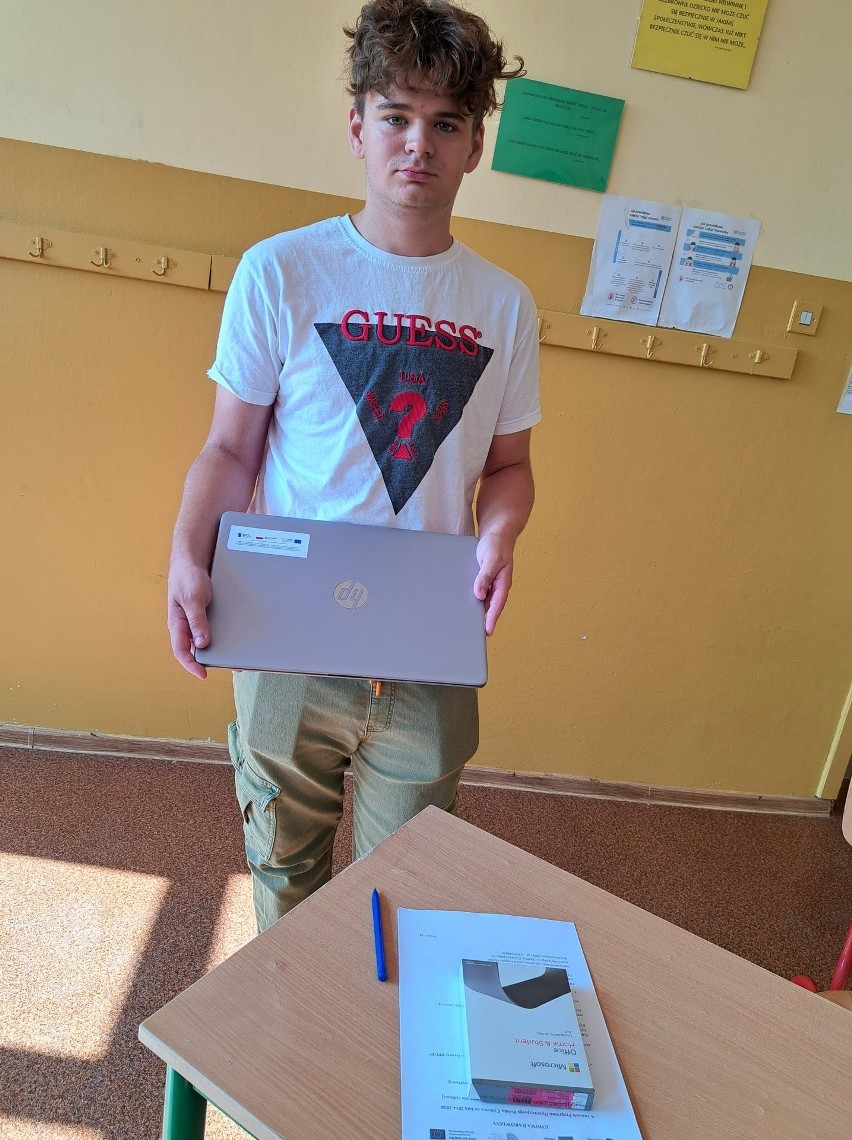 Laptopy dla uczniów z gminy Skalbmierz. Ich rodzice i dziadkowie pracowali w Państwowych Gospodarstwach Rolnych. Zobaczcie zdjęcia