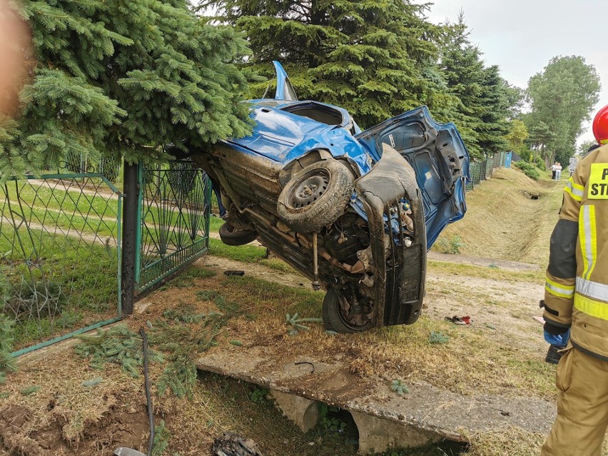 Wypadek w Suchej. Fiat odbił się od betonowego mostku i...