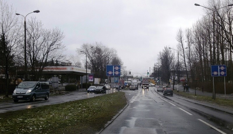Wypadek w Bielsku-Białej. Kierowca uwięziony w aucie [ZDJĘCIA]