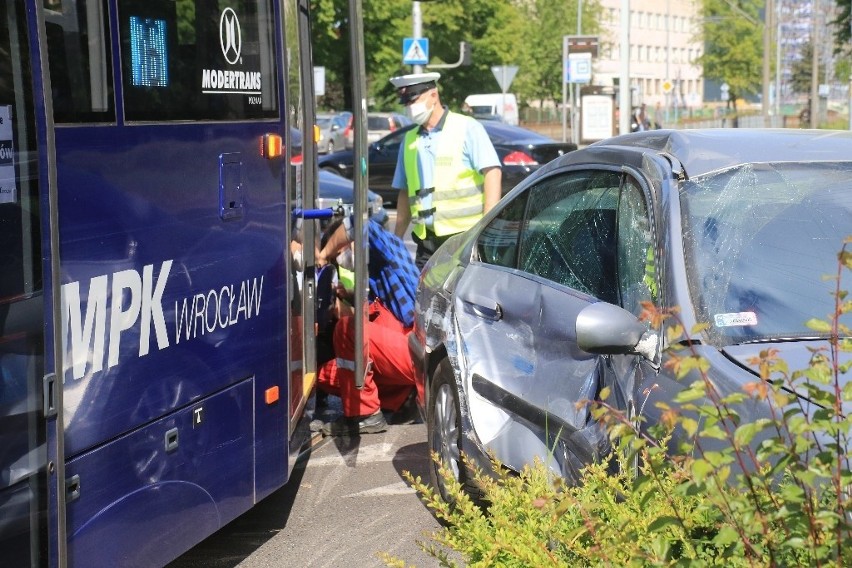 Wypadek na Toruńskiej. Kobieta wjechała w tramwaj (ZDJĘCIA)