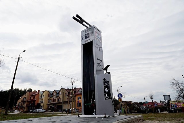 Samoobsługowa stacja rowerowa zawiera zestaw narzędzi umożliwiający wykonanie większości bieżących napraw.