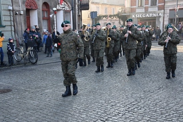 Wizyta wojska w Golubiu-Dobrzyniu to zawsze spore wydarzenie. Na zdjęciu uroczystość wojskowa na golubskim rynku w ramach wojewódzkich uroczystości związanych z 100 rocznicą wyzwolenia Golubia oraz powrotu Pomorza i Kujaw do Polski