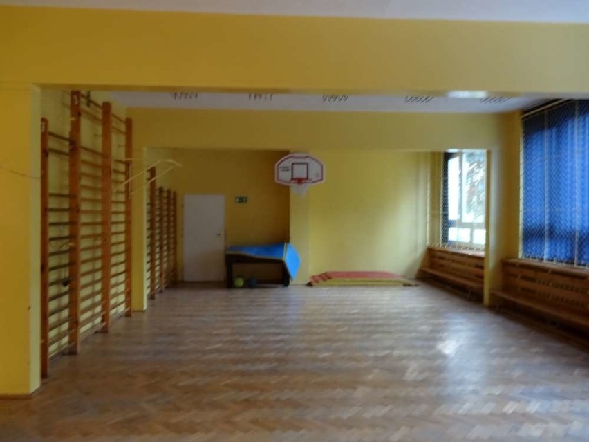 Sala gimnastyczna, na której ćwiczą uczniowie szkoły na...