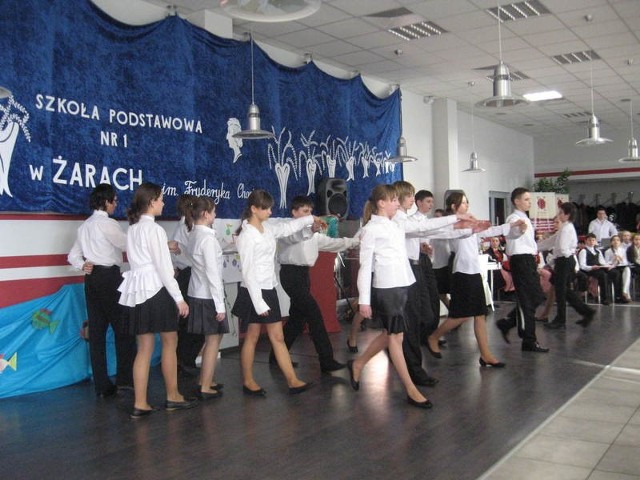 Na wczorajszej uroczystości uczniowie ze szkoły podstawowej nr 1 im. Fryderyka Chopina zatańczyli poloneza.