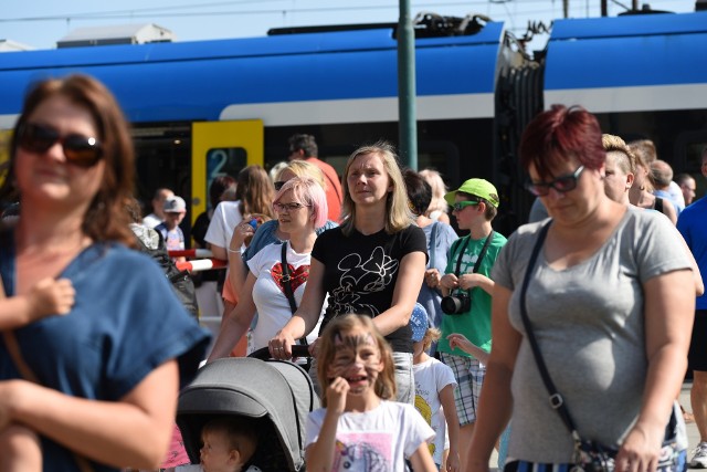 Piknik Kolejowy w Knurowie odbył się na terenie wokół zabytkowego dworca PKP i wieży ciśnień