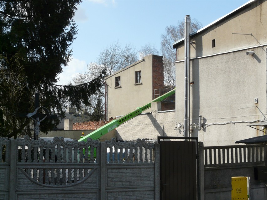 Kolejna katastrofa budowlana w Pabianicach przy ul. Targowej. Zawalił się dach! Ewakuacja mieszkańców sąsiedniej posesji. ZDJĘCIA