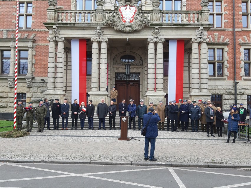 Narodowe Święto Niepodległości na Wałach Chrobrego w Szczecinie. Defilada, odznaczenia i wystawa sprzętu wojskowego