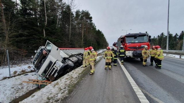 Ciężarowy samochód zjechał do rowu na S7 przy Węźle Barcza. Kierowca nie żyje