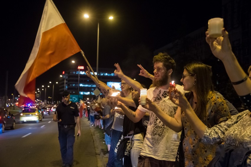 "Łańcuch Światła" w Krakowie. Protestujący wyszli na ulicę [ZDJĘCIA, WIDEO]